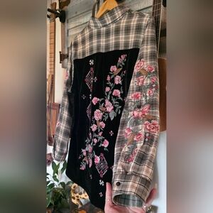 Paprazzi Embroidered Flannel Size L